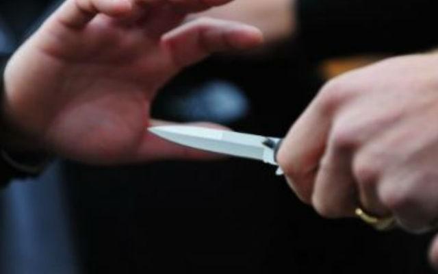 Uomo nei guai per un coltello da armeria