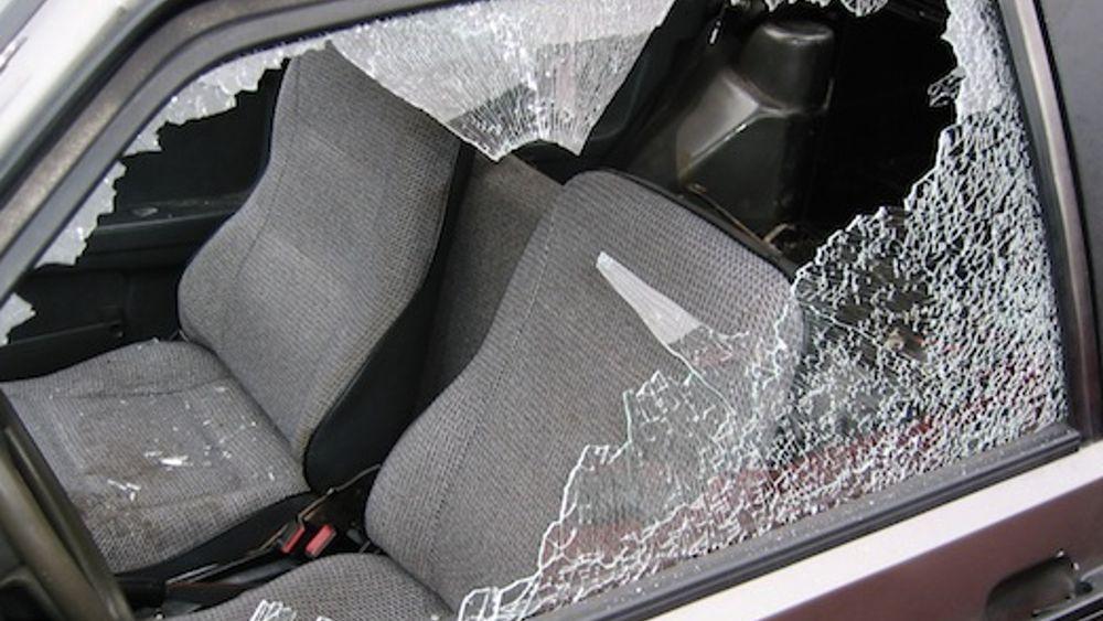 Forza la portiera di un’auto e ruba una borsa