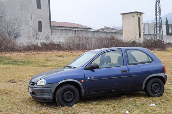 Fuga folle drogati e senza patente