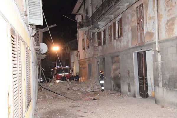 I vigili del fuoco stanno cercando una persona sotto le macerie