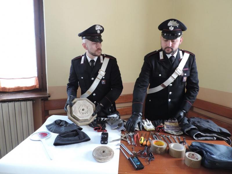In auto arnesi da scasso e manufatti di marmo sospetti