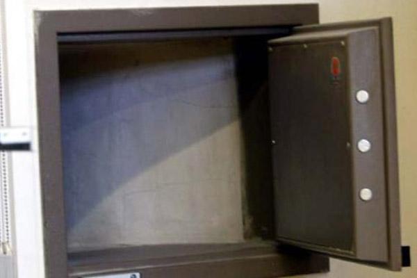 Ladri a caccia della cassaforte, ma è vuota perché i “colleghi” sono già passati
