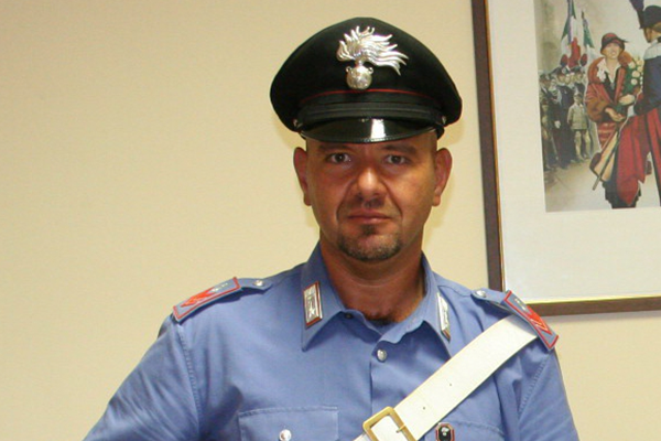 Leva le cartucce al papà malato: a processo