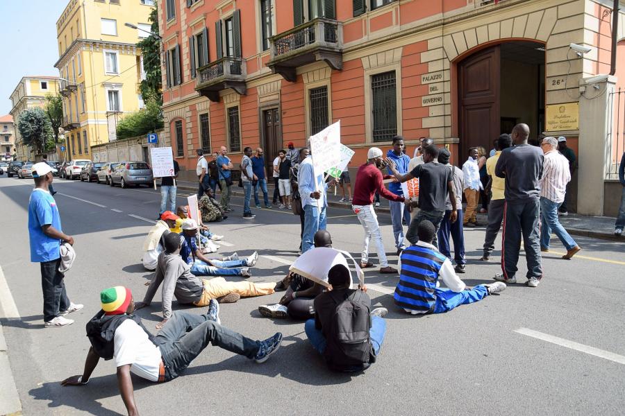 Niente pocket money, protestano tre migranti