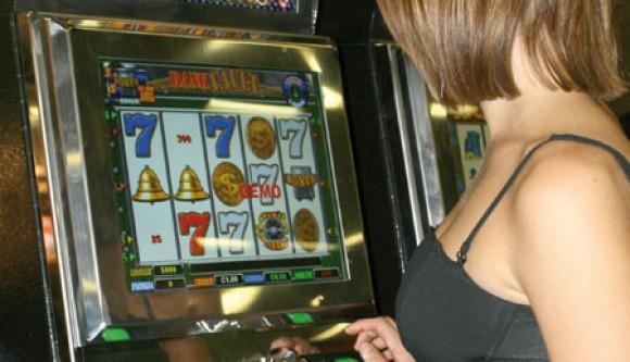 Perde alla slot machine e la danneggia con un pugno