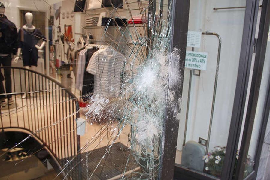 Pietre contro le vetrine di Shun Fa