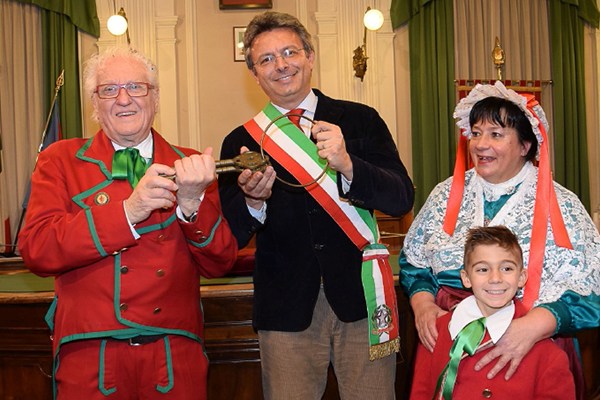 «Quei lampioni sembrano supposte…»