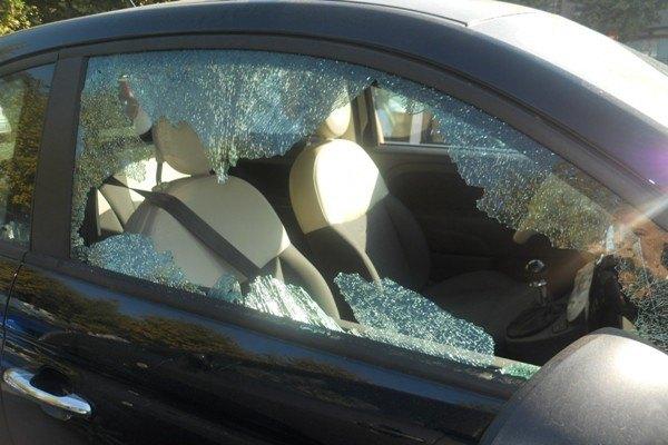 Ruba sull’auto in sosta, ripreso dalle telecamere