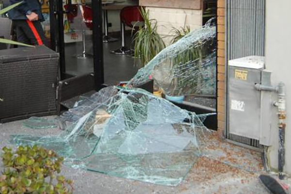 Spacca vetrata, tavolini e sedie nel bar