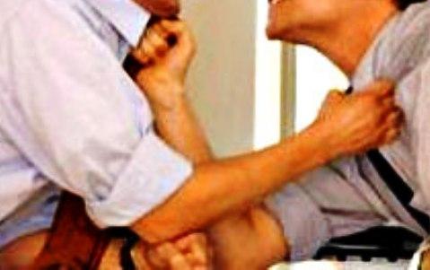 Vicini litigano per il cane che abbaia