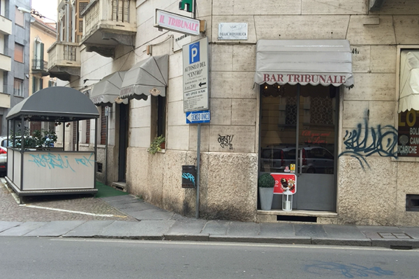 Writer in azione: muri e dehors imbrattati