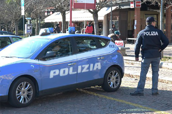 Identificato l’anziano trovato morto tra i vialetti dei giardini Alpini d’Italia con accanto una pistola