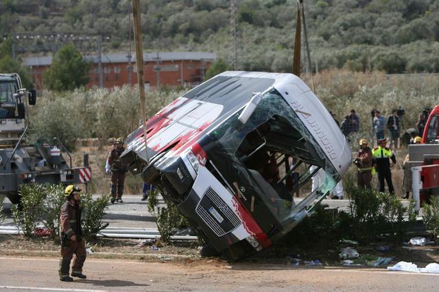 Autobus si schianta, 13 morti