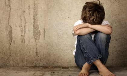 Abusi sulla figlia della compagna: arrestato