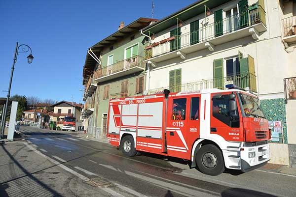 Brucia il tetto di una villetta