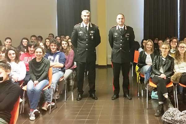 Contro il bullismo studenti a lezione dai Carabinieri
