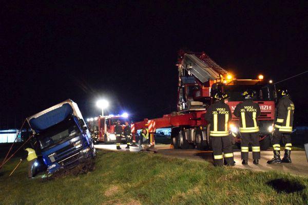 Esce di strada camion carico di sapone liquido