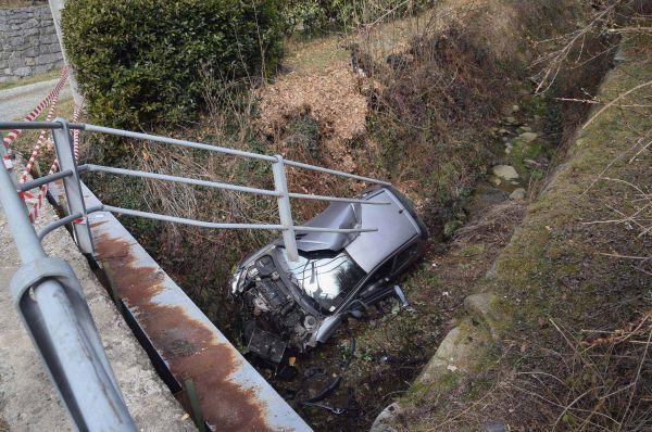 Finisce in un torrente con l’auto