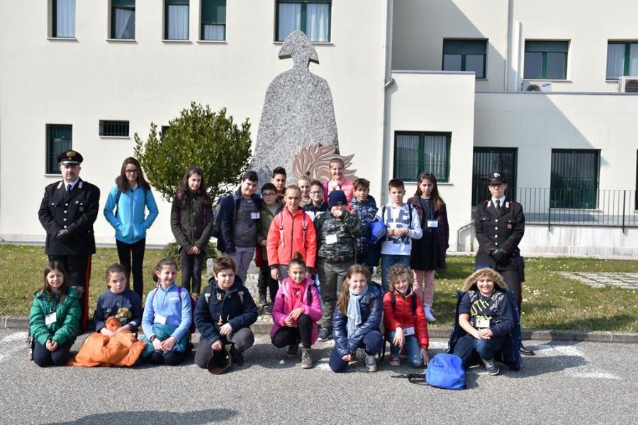 Gli alunni di Cavaglià dai carabinieri