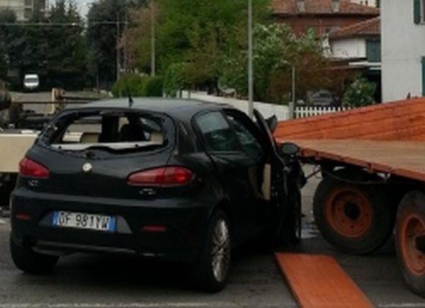In auto contro un trattore