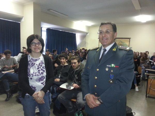 La Guardia di finanza dà lezione a scuola