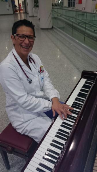 La passione per il canto della dottoressa Matera che cura il corpo e anche lo spirito