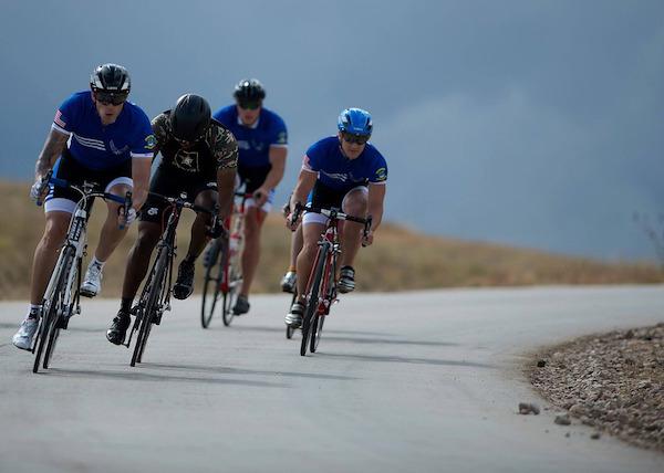 Manda kappaò un ciclista e gli frattura il naso