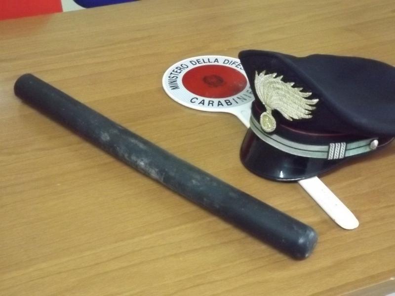 Minaccia diciottenne con un manganello