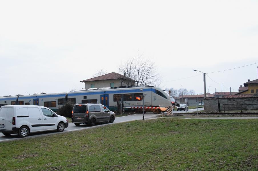 Non s’abbassa il passaggio a livello, treno bloccato