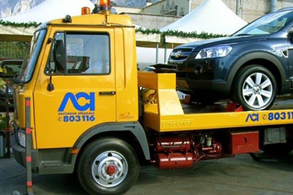 Rimossa auto posteggiata in curva