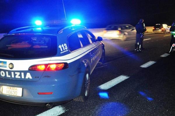 Scaricata dal marito, travolta e uccisa da un’auto