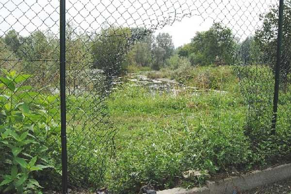 Tagliano la rete della recinzione