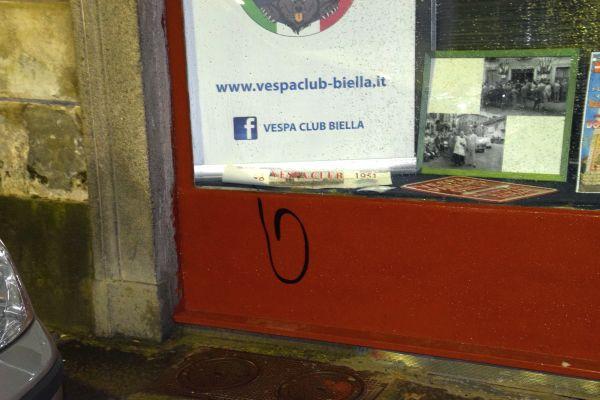 Vernice sulle vetrine del Vespa Club