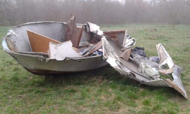 Abbandona barca di rifiuti: subito preso