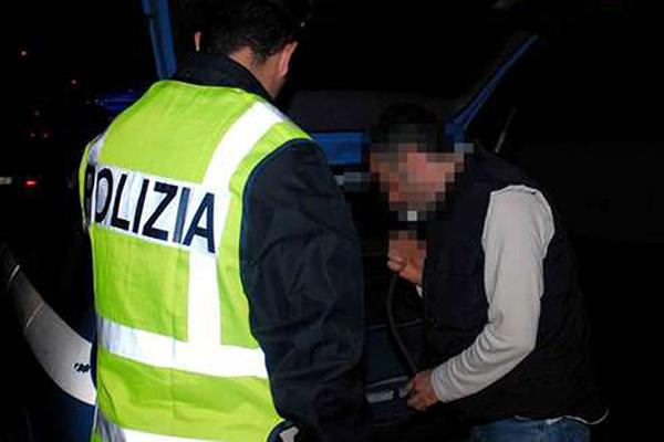 Ubriaco al volante fermato dalla Polizia lungo via Italia in Riva