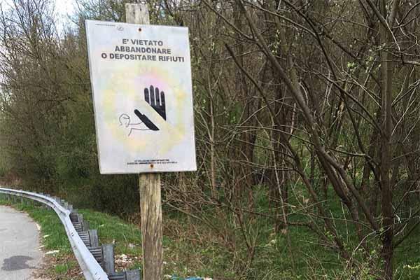 Buttavano rifiuti: denunciati