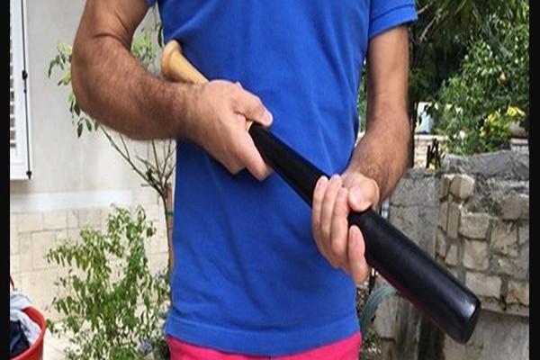 “C’è un tizio con una mazza in strada”