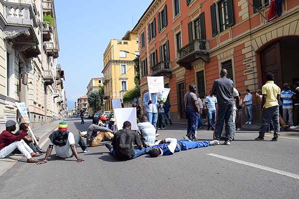 Migranti, sale la tensione