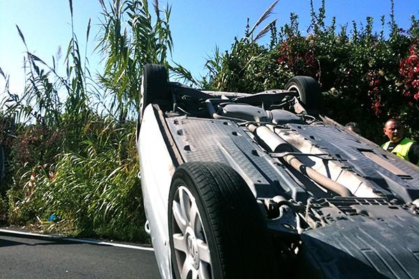 Si ribalta con l’auto