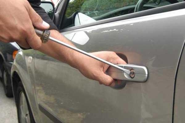 Apre un’auto in sosta per rubare le sigarette