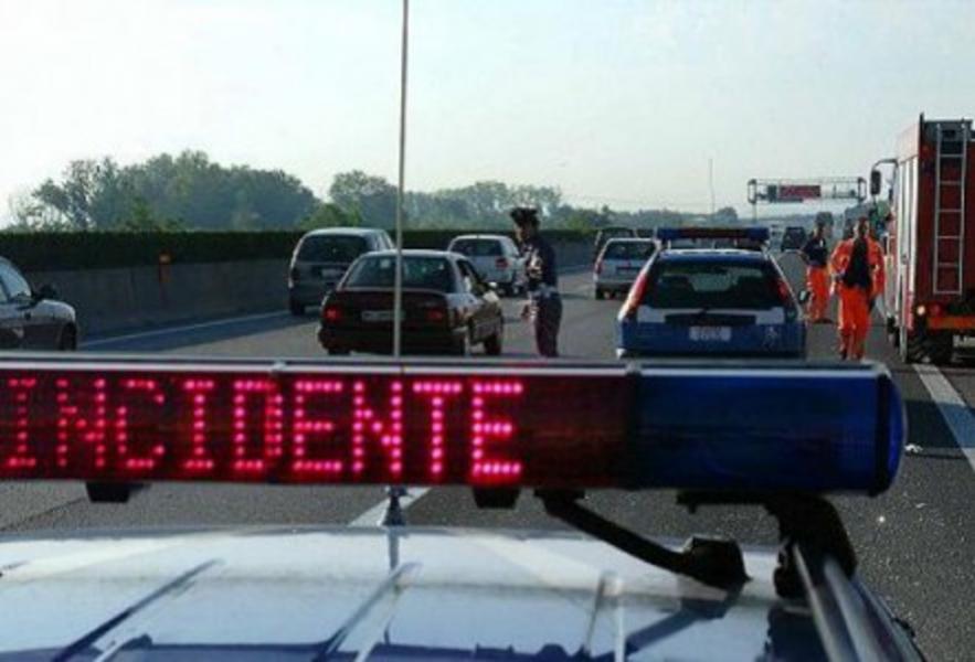 Auto fuori strada: muore a 8 anni