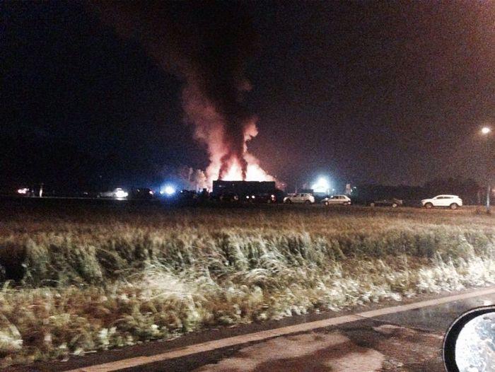 Brucia una fabbrica, 14 intossicati