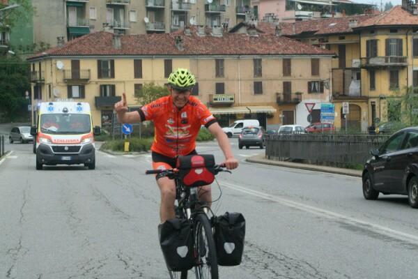 Il ciclista che corre pro Nepal