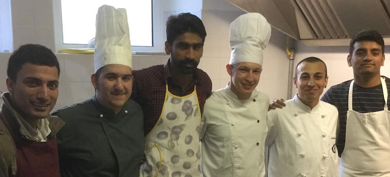 Lezioni di cucina ai migranti pakistani