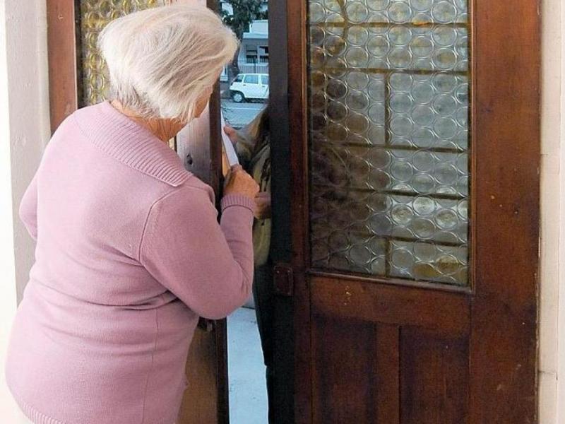 “Siamo poliziotti, dobbiamo verificare se ha soldi falsi in casa”. Messi in fuga i truffatori