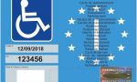 Parcheggia senza permesso al posto dei disabili