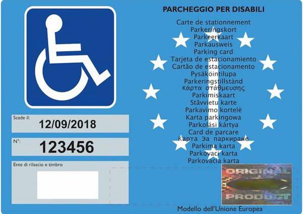 Parcheggia senza permesso al posto dei disabili