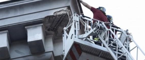 Si staccano pezzi da un cornicione