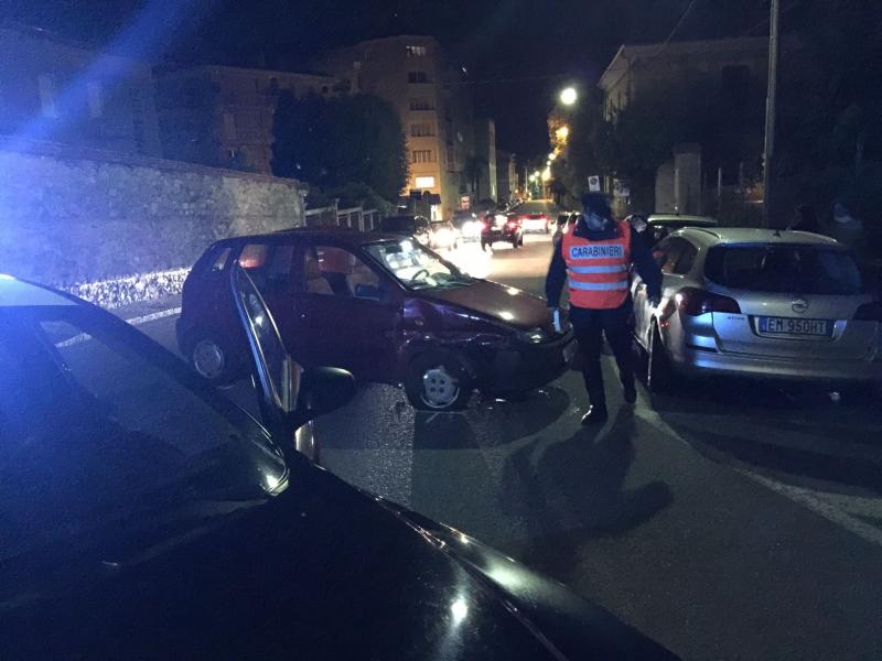 Ubriaco e drogato si schianta in auto