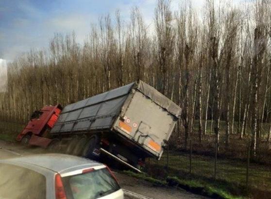 Camion finisce nel fosso
